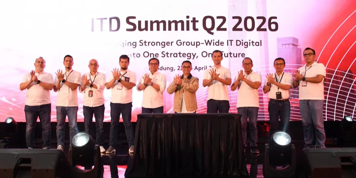 Direktur IT Digital Telkom Faizal Rochmad Djoemadi  (kelima dari kanan)bersama EGM Digital Product Telkom Komang Budi Aryasa pada agenda ITD Summit di Bandung (23/4/2026). (Dok. Telkom)