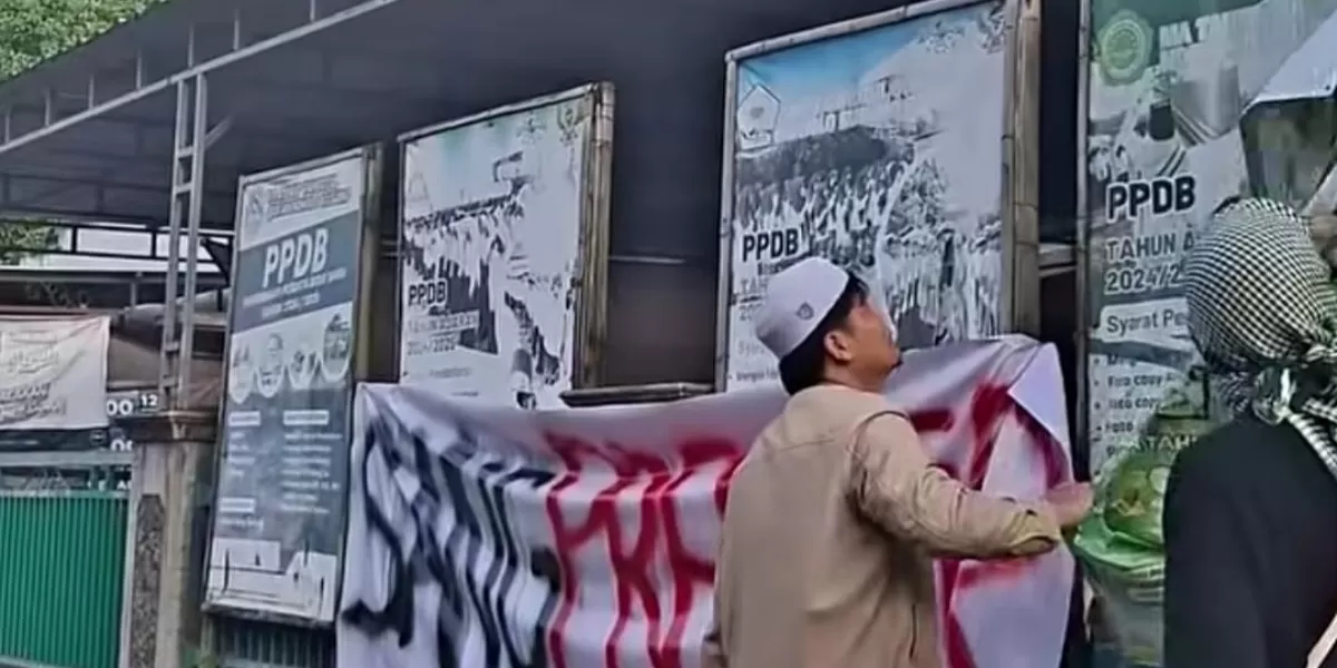 Massa datangi Ponpes di Pati usai oknum kiai diduga lakukan pencabulan pada santriwatinya. (Dok. Instagram/ekosuswanto_mbahto)