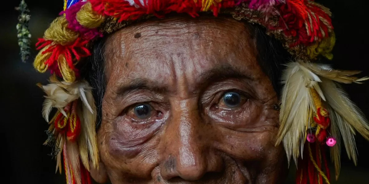 Foto ilustrasi - Portrait of an elderly tribesman in traditional attire, showcasing cultural heritage in West Sumatra. (Pexels @Oncy Oni)