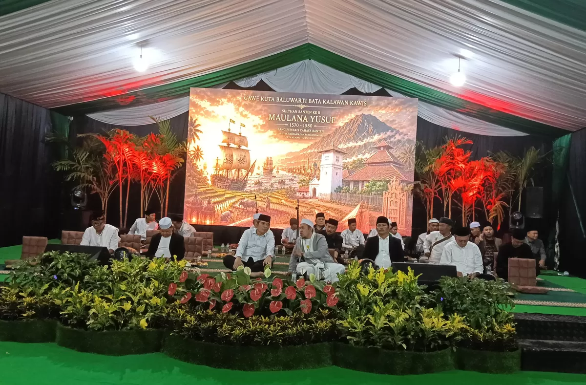 Ribuan jamaah menghadiri Haul Sultan Maulana Yusuf ke-460 H/446 M di Serang, Minggu (10/5/2026). Kegiatan berlangsung khidmat dan meriah dengan kirab budaya, Istighosah Kubro, atraksi Debus, hingga khitanan massal sebagai bentuk pelestarian sejarah dan warisan Kesultanan Banten. (Dok. Pontianak Globe)