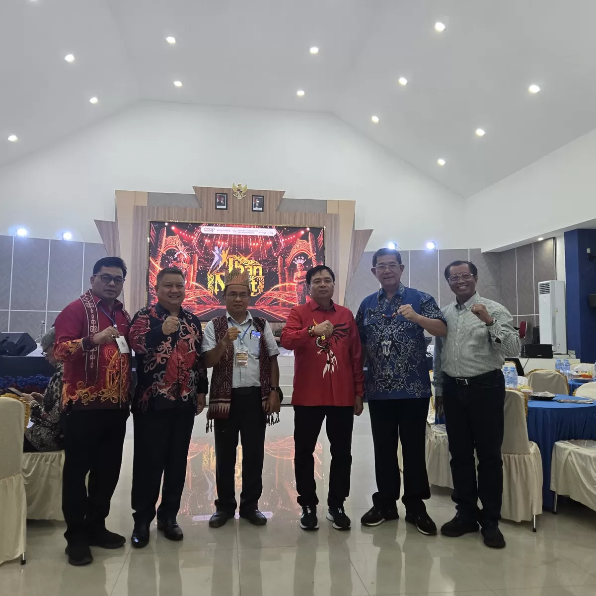 Lasarus bersama sejumlah tokoh saat menghadiri Iban Summit.  (Istimewa)