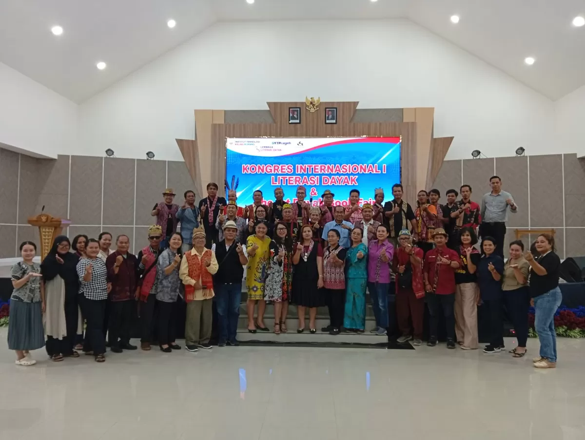 Di tengah derasnya arus digital, masyarakat Dayak terus berupaya menjaga identitas dan pengetahuan lokal agar tetap hidup. Kongres Literasi Dayak Internasional I di Sekadau menjadi ruang bertemunya gagasan, budaya, sastra, hingga strategi masa depan Dayak di Borneo. (Pontianak Globe @Albertus Yustinus Imas)