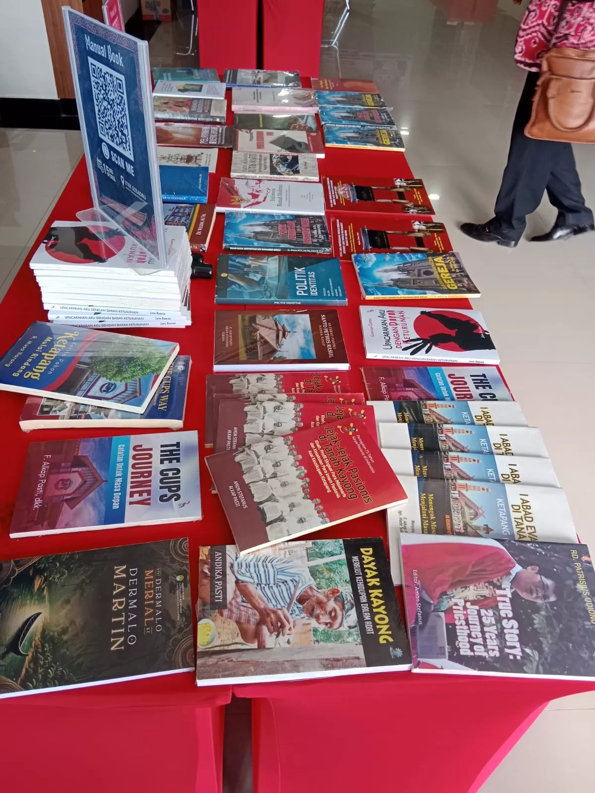 Di Sekadau, The 1st Dayak Book Fair menjadi lebih dari sekadar pameran buku. Ia adalah ruang perjumpaan identitas, ingatan, budaya, dan masa depan literasi Dayak. Dari hutan, sungai, rumah panjang, hingga cerita-cerita leluhur &mdash; semuanya kini dituliskan, dibukukan, dan diwariskan.  (Pontianak Globe @Alkap Pasti)