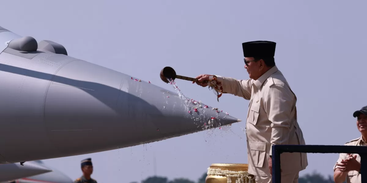 Presiden Prabowo tampak sedang menyirami Pesawat Tempur Rafale. (Dok. Istimewa )