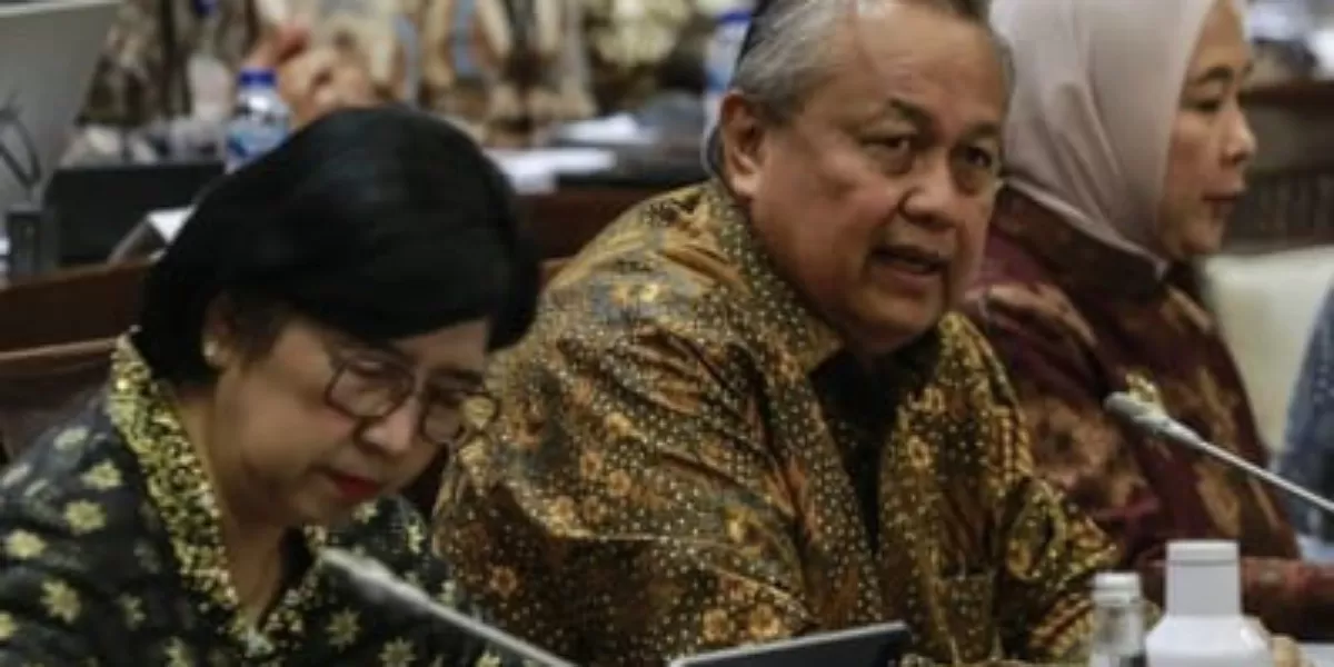 Gubernur Bank Indonesia Perry Warjiyo (tengah) bersama Deputi Gubernur Senior Bank Indonesia Destry Damayanti (kiri), dan Deputi Gubernur Bank Indonesia Aida Budiman (kanan) mengikuti rapat kerja dengan Komisi XI DPR di Kompleks Parlemen, Senayan, Jakarta, Senin (18/5/2026).  (Dok. Istimewa )