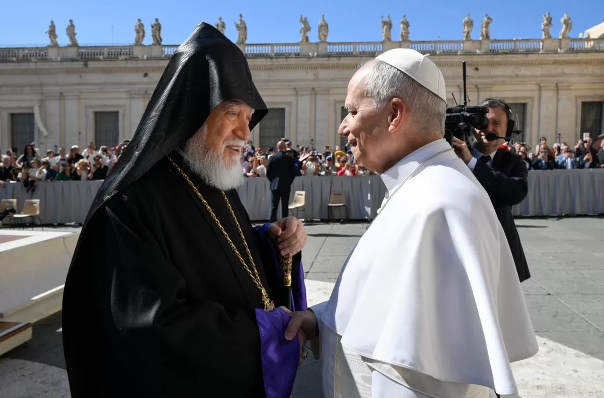 Paus Leo XIV berjabat tangan dengan Catholicos Armenia Aram I saat tiba di Audiensi Umum hari Rabu (@Vatican Media)