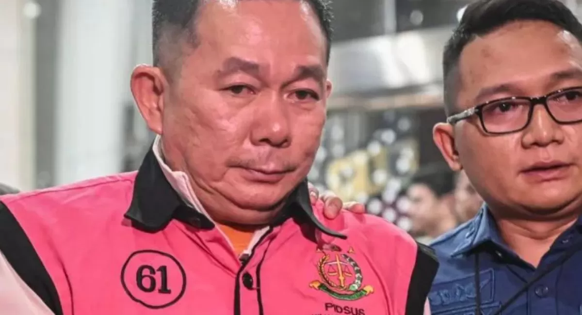 Tersangka dugaan korupsi penambangan bauksit di luar wilayah izin usaha pertambangan (IUP), Sudiantor (SDT) alias Aseng, yang merupakan beneficial owner (BO) PT QSS, saat digiring menuju mobil tahanan usai ditetapkan sebagai tersangka oleh Kejaksaan Agung. (Dok. Antara)
