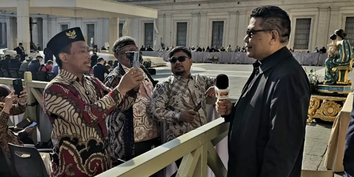 Romo Markus Solo Kewuta SVD saat berada di Vatikan. (Dok. Pontianak Globe)