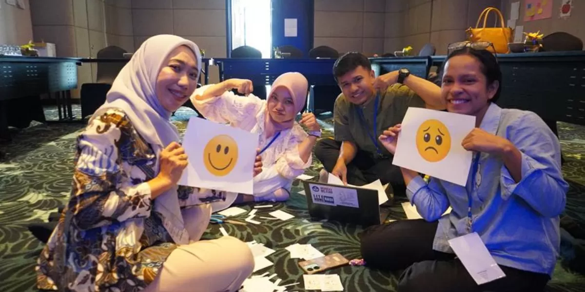 Peserta program PEYL mengikuti sesi pelatihan metode pembelajaran Bahasa Inggris yang interaktif dan berpusat pada siswa di Denpasar, Bali.  (Foto: Kedubes AS Jakarta)