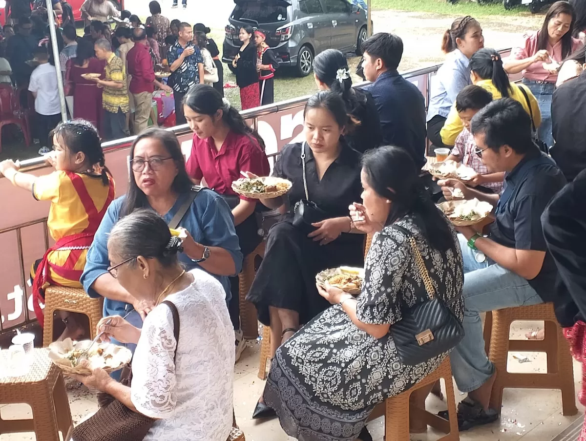 Dalam semangat Pentakosta, umat Paroki Nyarumkop berkumpul dalam tradisi Beraje', merayakan iman melalui kebersamaan dan persaudaraan. (Pontianak Globe @Andreas Oyent)