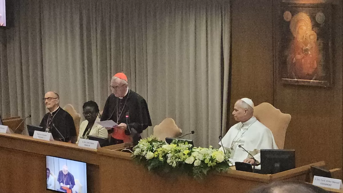 Paus Leo XIV menyampaikan pidato peluncuran ensiklik Magnifica Humanitas di Aula Paulus VI, Vatikan. Ensiklik ini menjadi respons Gereja Katolik terhadap tantangan etis di era kecerdasan buatan. (Dok. KBRI Tahta Suci)