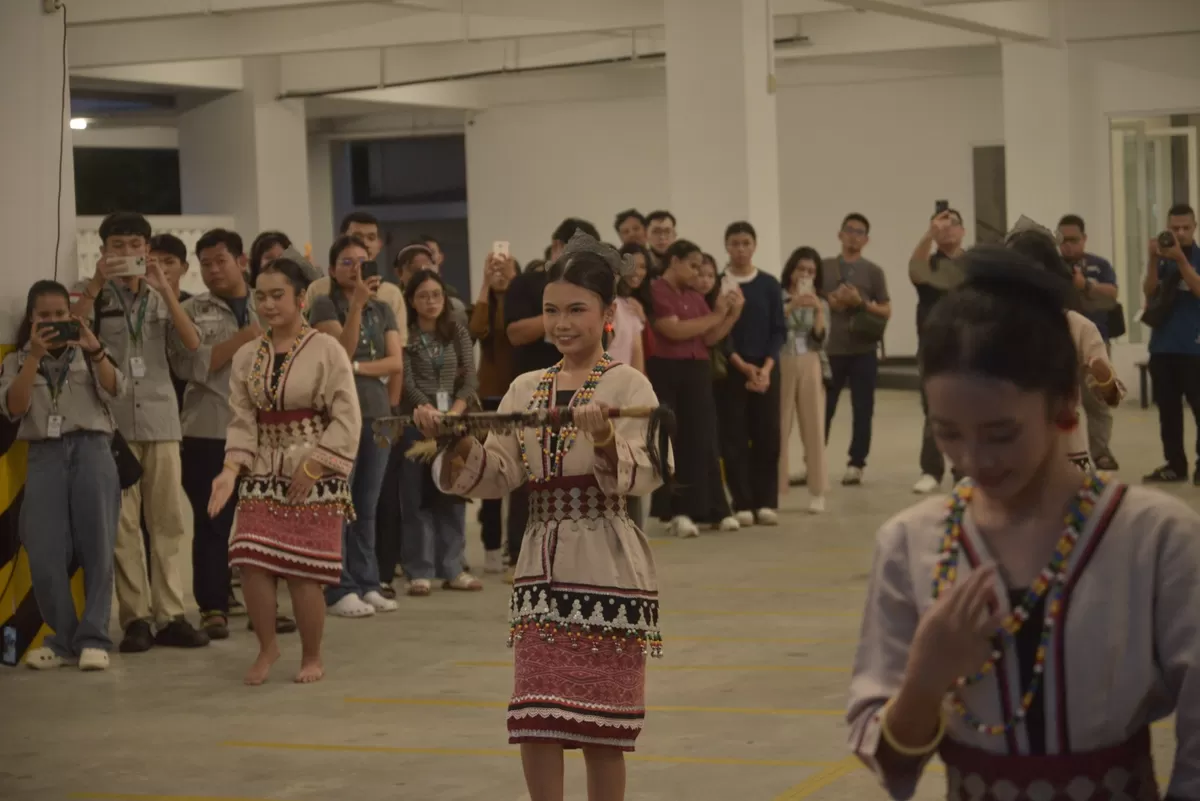 Sambutan hangat dari tarian etnik Dayak untuk para peserta PKSN XIII 2026 di Kompleks Katedral St. Yoseph Pontianak, Selasa (26/5/2026).  (Komsos KAP)