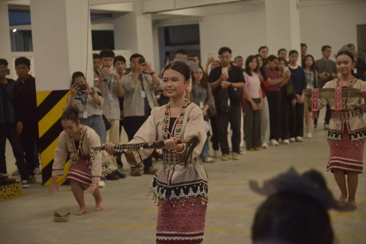 Tarian etnik Dayak menyambut rombongan peserta Perayaan Komunikasi Sosial Nasional (PKSN) XIII 2026 di Kompleks Katedral St Yoseph Pontianak, Selasa (26/5/2026).  (Komsos KAP)