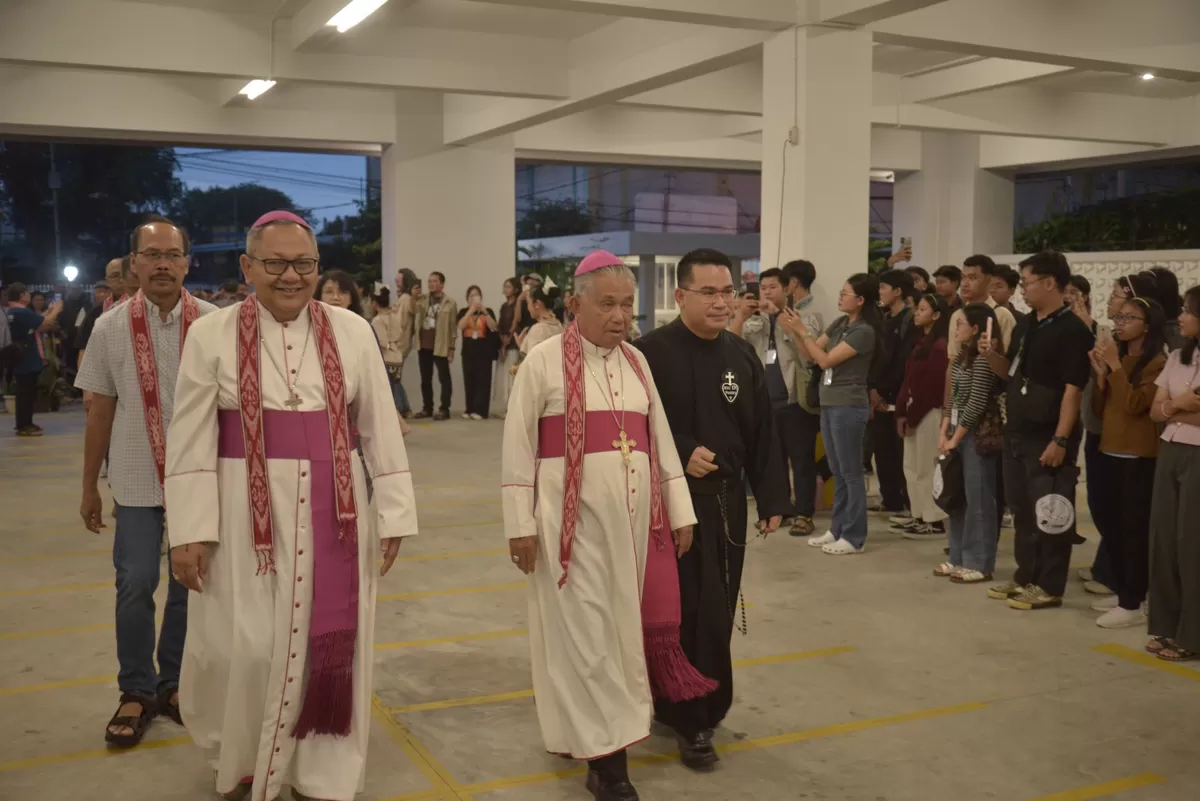 Mgr. Agustinus Tri Budi Utomo [Mgr Didik], Ketua Komisi Komsos KWI, didampingi Mgr. Agustinus Agus, Uskup Agung Emeritus KAP, saat prosesi penyambutan peserta PKSN XIII 2026 di Pontianak.   (Komsos KAP)