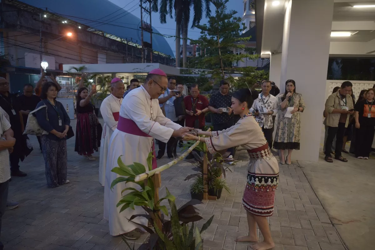 Ketua Komisi Komsos KWI, Mgr. Agustinus Tri Budi Utomo (Mgr Didik) didampingi Uskup Agung Emeritus Keuskupan Agung Pontianak (KAP), Mgr Agustinus Agus memasuki lokasi PKSN XIII 2026 di Pontianak. (Komsos KAP)