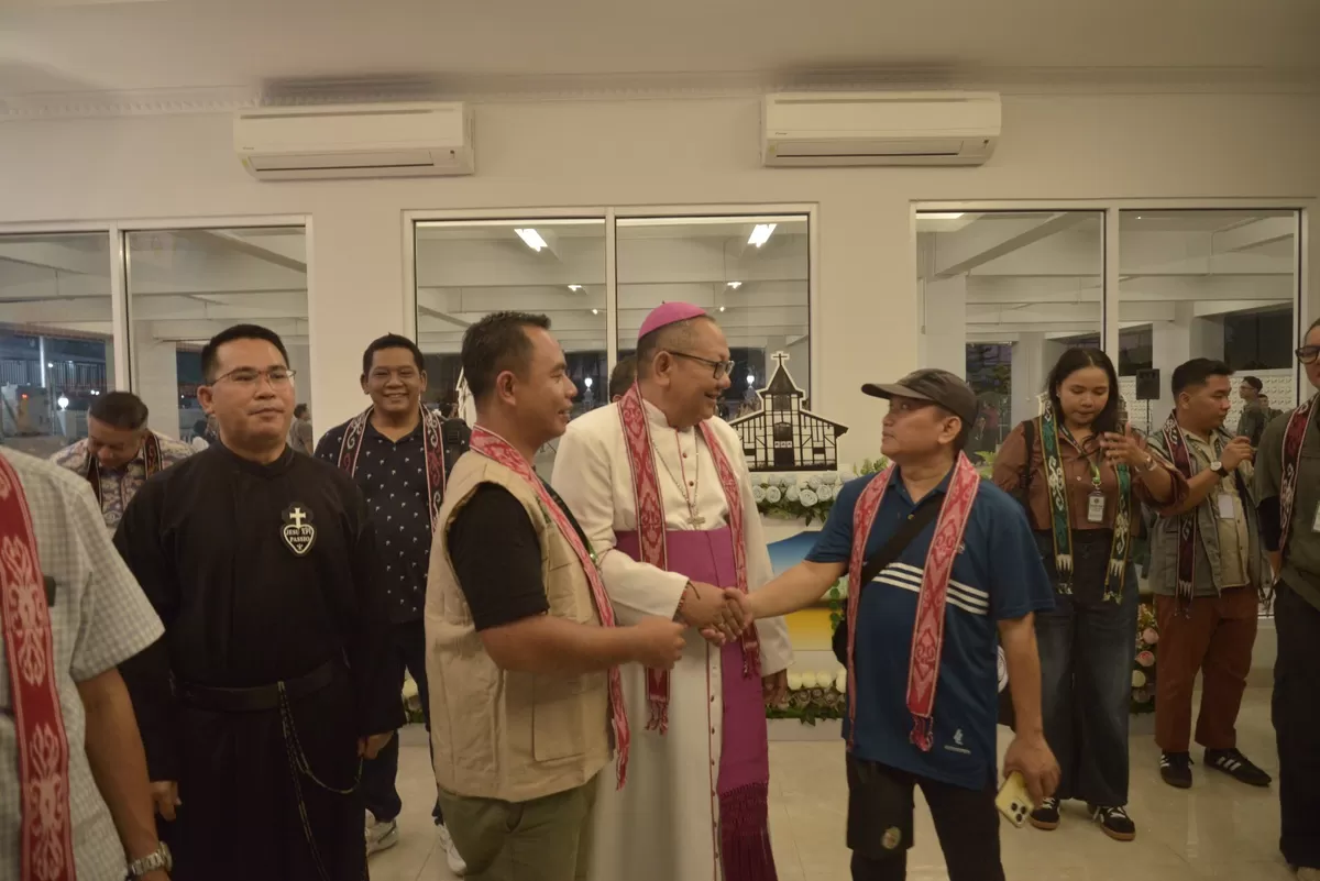 Ketua Komisi Komsos KWI, Mgr. Agustinus Tri Budi Utomo (Mgr Didik) berbincang sejenak dengan sebagian delegasi Komsos di pembukaan PKSN XIII 2026 di Pontianak.  (Komsos KAP)