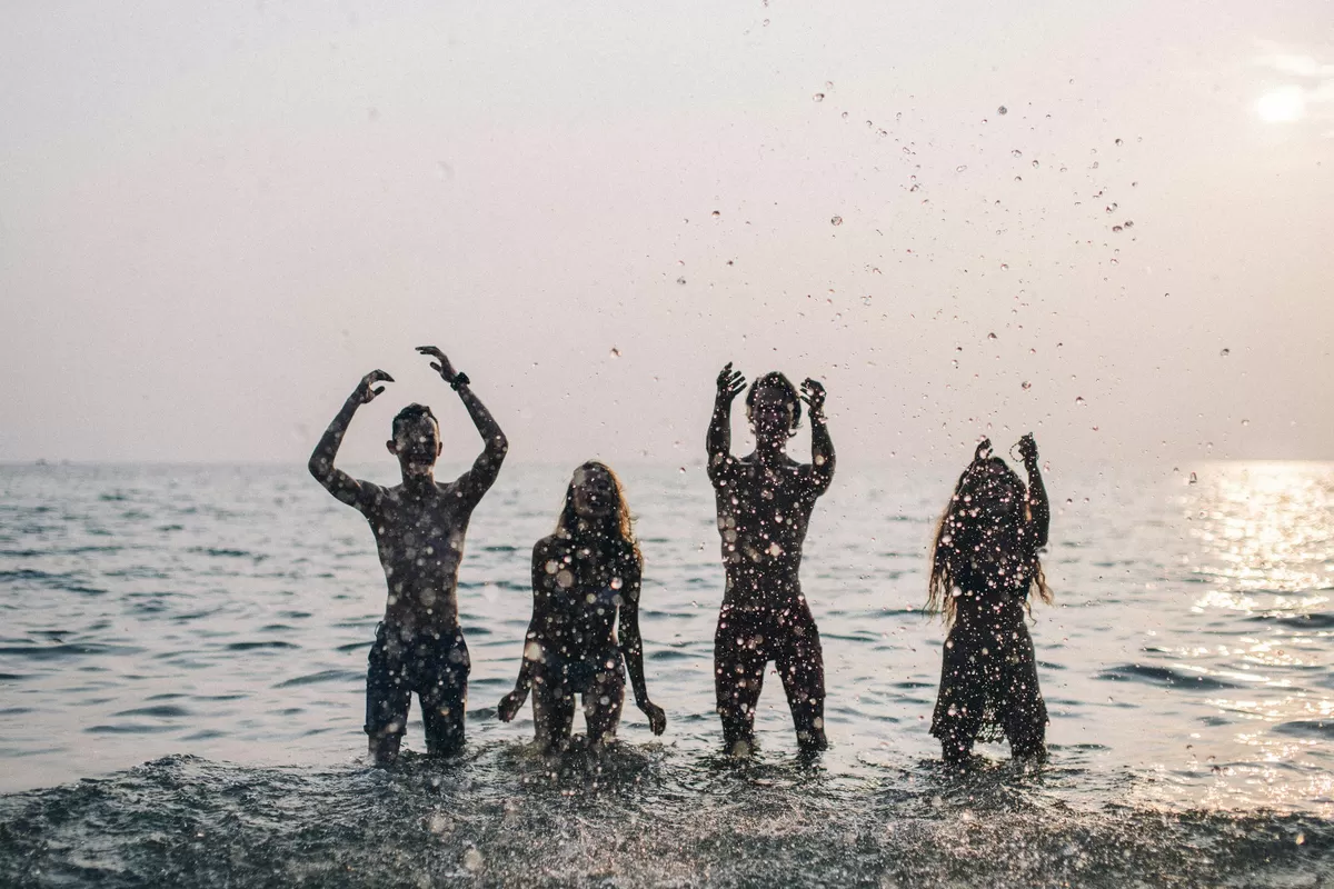 Sejumlah orang berlibur di pantai, dengan jika sudah financial freedom kamu akan tenang menikmati liburan. (Pexels @Anna Tarazevich)