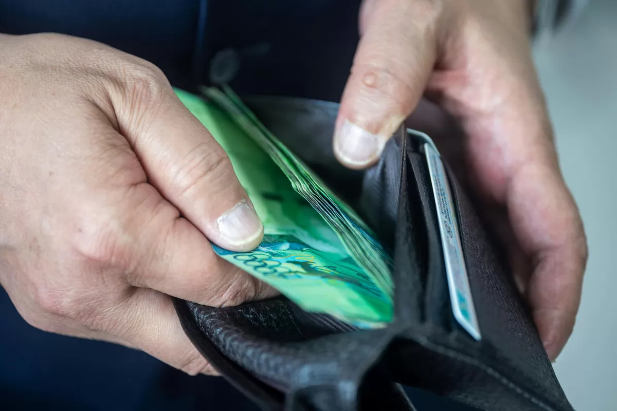 Di dunia keuangan modern, fenomena belanja impulsif sebagai pelampiasan rasa stres ini dikenal dengan istilah Doom Spending. Faktanya banyak survei global mencatat bahwa Gen Z adalah generasi yang paling rentan terkena Doom Spending.  (Pexels @Bia Limova)