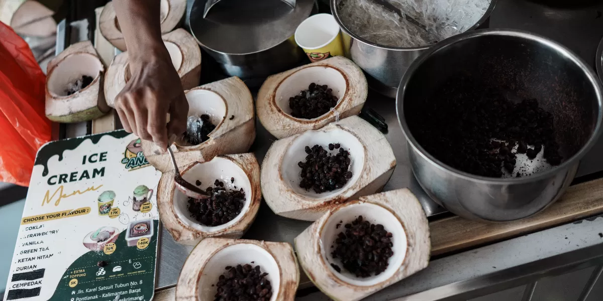 Seorang penjual menyiapkan es krim kelapa di Pontianak, Kalbar, dengan bahan-bahan alami dan metode tradisional.  Ini adalah peluang emas buat kamu para Gen Z yang kreatif untuk menjadi Freelance Content Creator khusus UMKM kuliner local. (Pexels @Daneswara Eka)