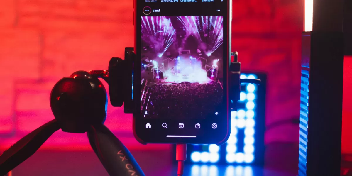 Livestreaming jualan dan promosikan produk di TikTok atau Shopee adalah satu di antara mencari cuan yang cocok bagi Gen Z. (Pexels @Deybson Mallony)