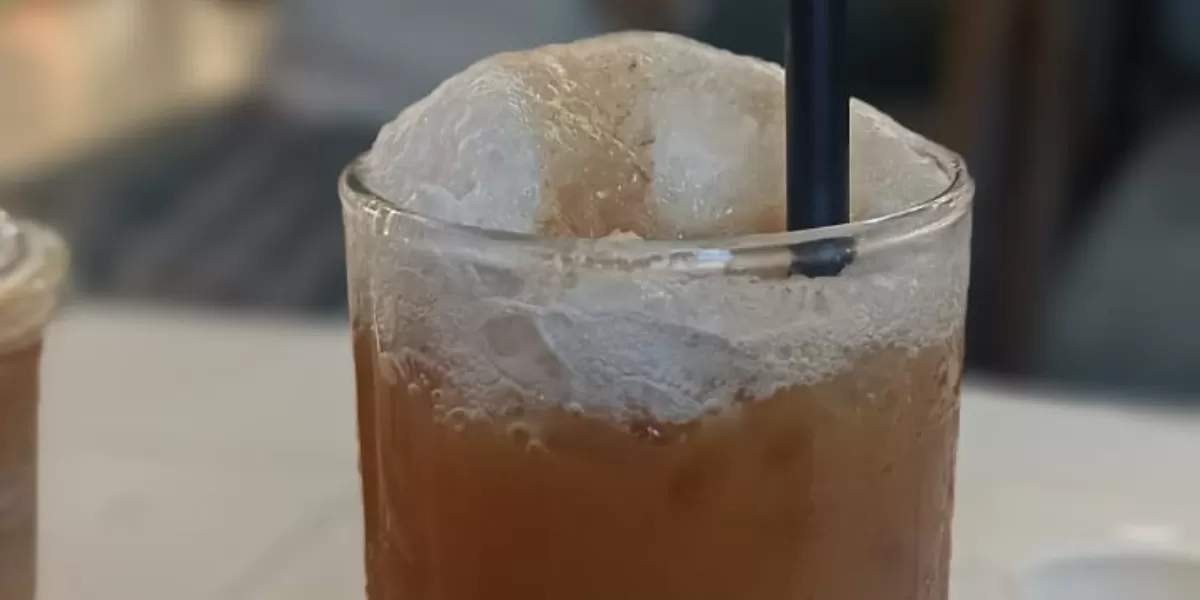 Segelas kopi susu gula aren yang bisa mengatasi dahaga. Gen Z dan milenial adalah tipe konsumen yang suka membawa laptop ke kafe untuk mengerjakan tugas atau proyek sampingan, membuka cafe adalah satu di antara peluang bisnis.. (Pontianak Globe @Stefanus Akim)