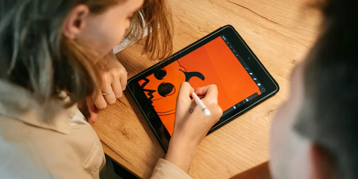Bagi kamu yang kreatif membuat gambar atau grafik, itu bisa menjadi salah satu potensi cuan, bahkan saat kamu masih berada di dalam kamar kost. (Pexels @Ivan S)