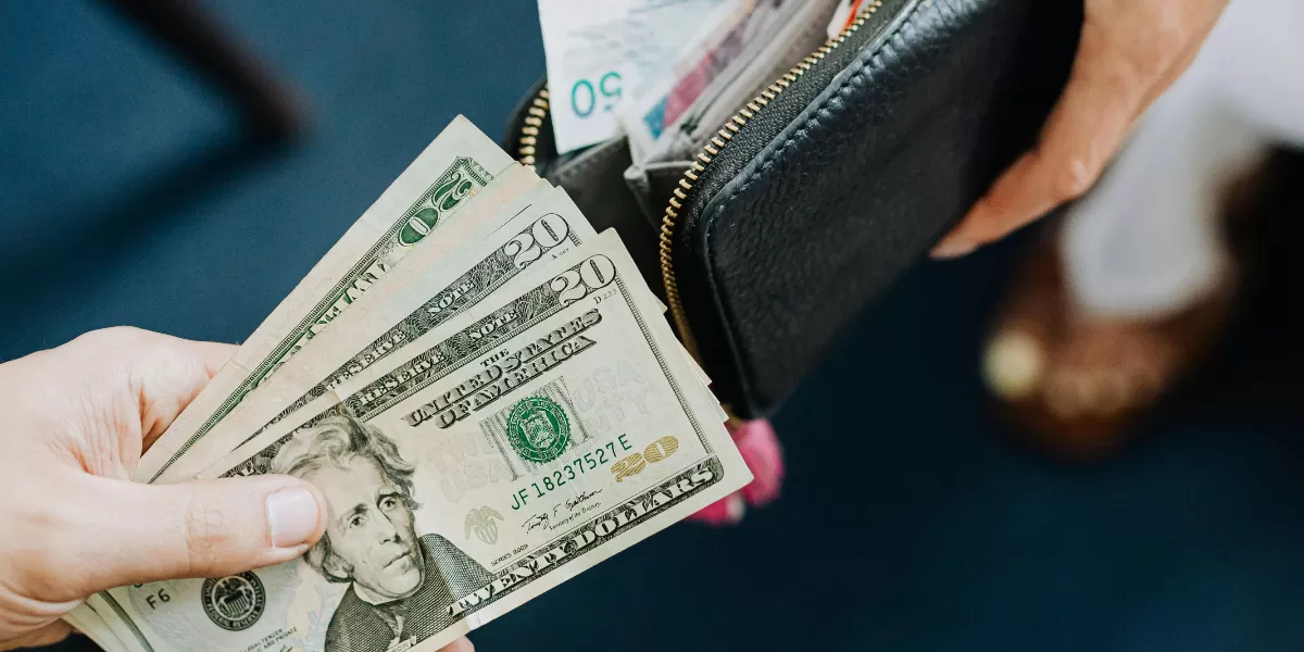 Dollar Amerika serikat terus naik dibandingkan rupiah. Apa yang harus kamu lakukan?  (Pexels @kaboompics.com)