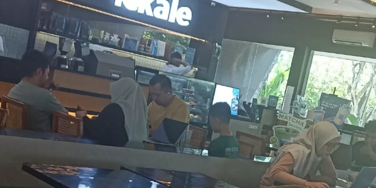 Suasana di satu coffee shop modern di Jl Sepakat 2, Kota Pontianak, yang bersebelahan dengan Kampus Universitas Tanjungpura. Selain bisnis coffee shop, banyak bisnis lain yang bisa dilakukan Gen Z. (Pontianak Globe @Stefanus Akim)