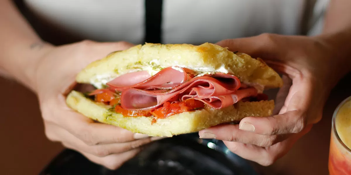 Generasi Sandwich kondisi di mana kamu seperti kejepit di tengah-tengah, persis seperti roti sandwich. (Pexels @Caio Niceas)