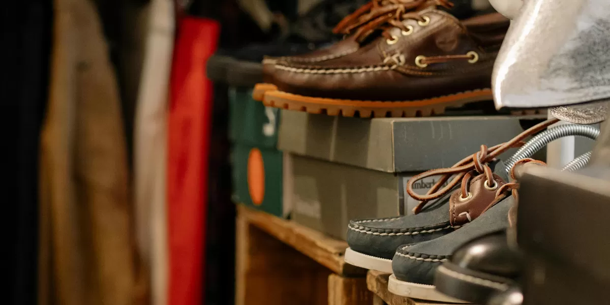 sepatu vintage tersusun rapi di rak sepatu. Jika dikelola dengan benar, bisnis sepatu dan pakain bekas atau thrifting menjanjikan bagi Gen Z, (Pexels @cottonbro studio)
