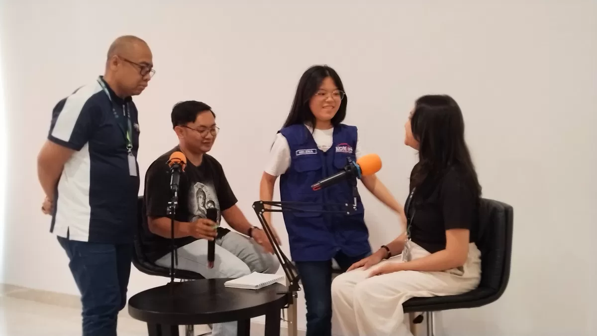 Para pegiat komunikasi sedang berlatih memproduksi podcast di workshop dalam rangkaian Perayaan Komunikasi Sosial Nasional (PKSN) XIII hari ketiga, Kamis (28/05/2026) di Pontianak. (Komsos KAP)