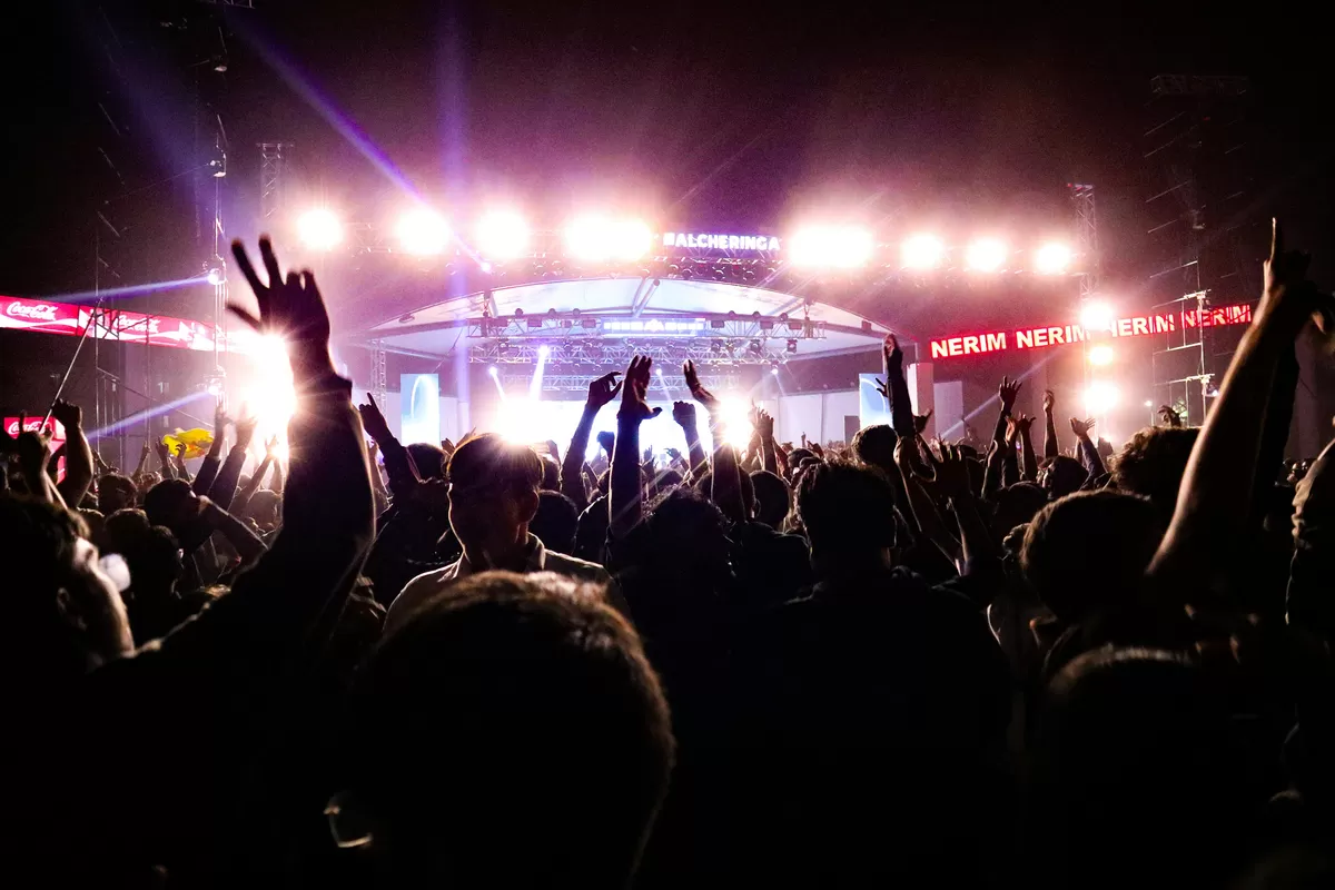 Suasana di sebuah konser, harga tiket yang mahal kadang bisa membobol tabungan kamu. (Pexels @Ashish Rathod)