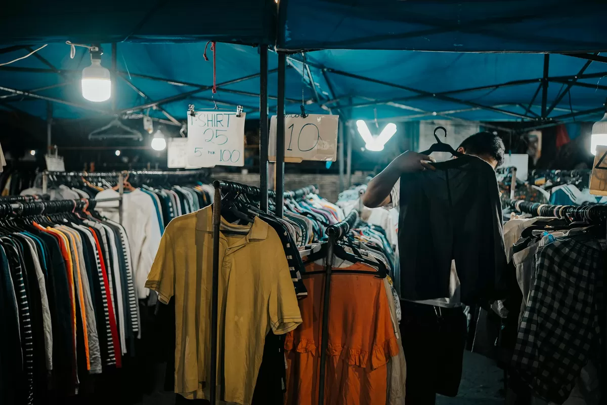 Suasana pasar pakaian bekas atau lelong di Iligan City, Northern Mindanao, Filipina. (Pexels @Bryan)