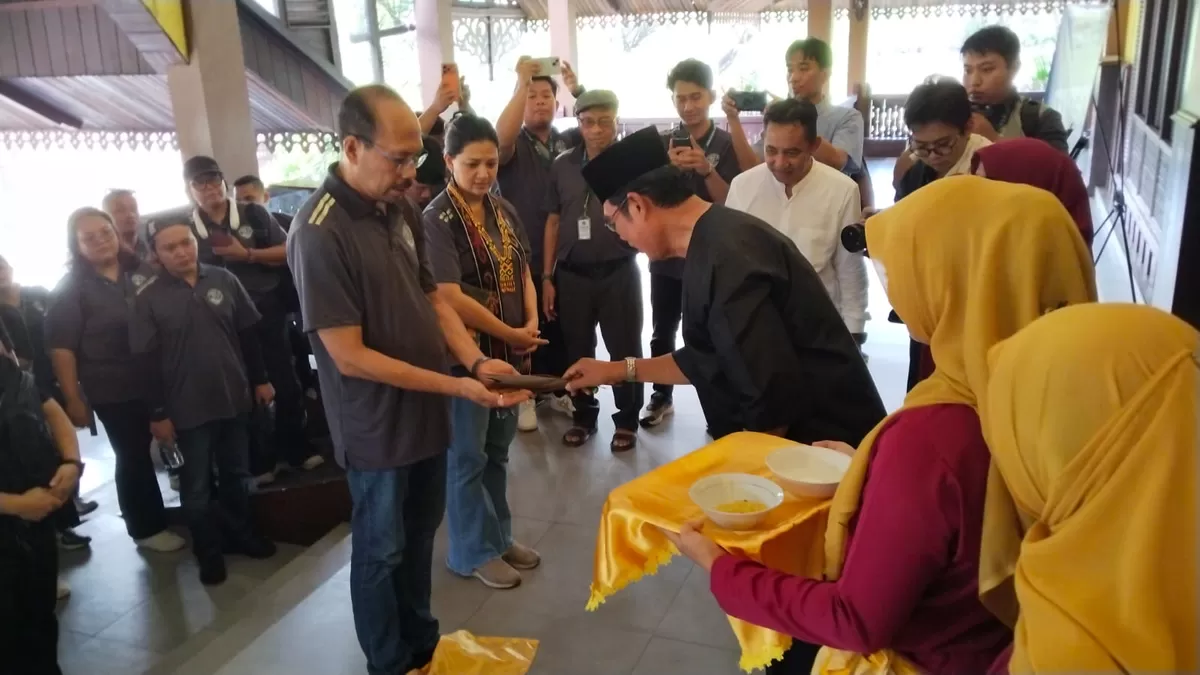 Sekretaris Komisi Komsos KWI, RD Petrus Noegroho Agoeng didampingi artis Lisa A. Riyanto menjalani tradisi &ldquo;bepapas&rdquo; saat penyambutan di Rumah Melayu, Jumat (29/05/2026) di Kota Pontianak. (Komsos KAP)