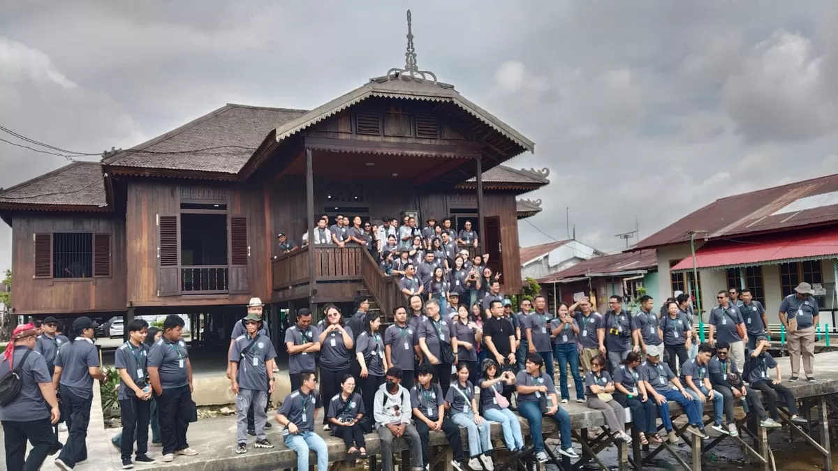 Berpose di depan rumah Cagar Budaya Melayu di Kampung Wisata Caping, Kota Pontianak, Jumat (29/05/2026).  (Komsos KAP)