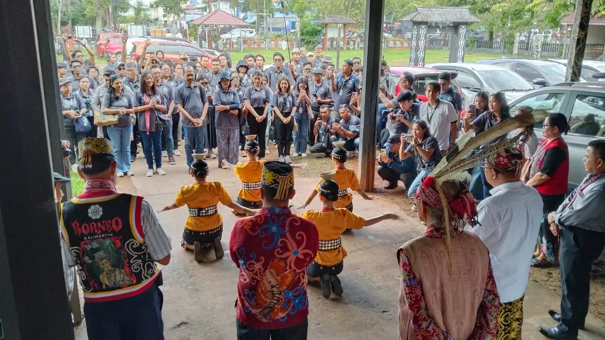 Tarian Dayak menyambut rombongan peserta PKSN XIII di Rumah Betang di Pontianak, Jumat (29/05/2026).  (Komsos KAP)