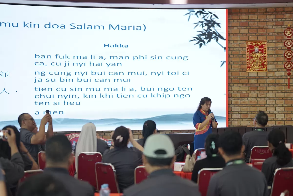 Pengurus Rumah Hakka di Kota Pontianak memperkenalkan Doa Salam Maria dalam bahasa Tionghoa dialek Hakka, Jumat (29/05/2026). (Komsos KAP)