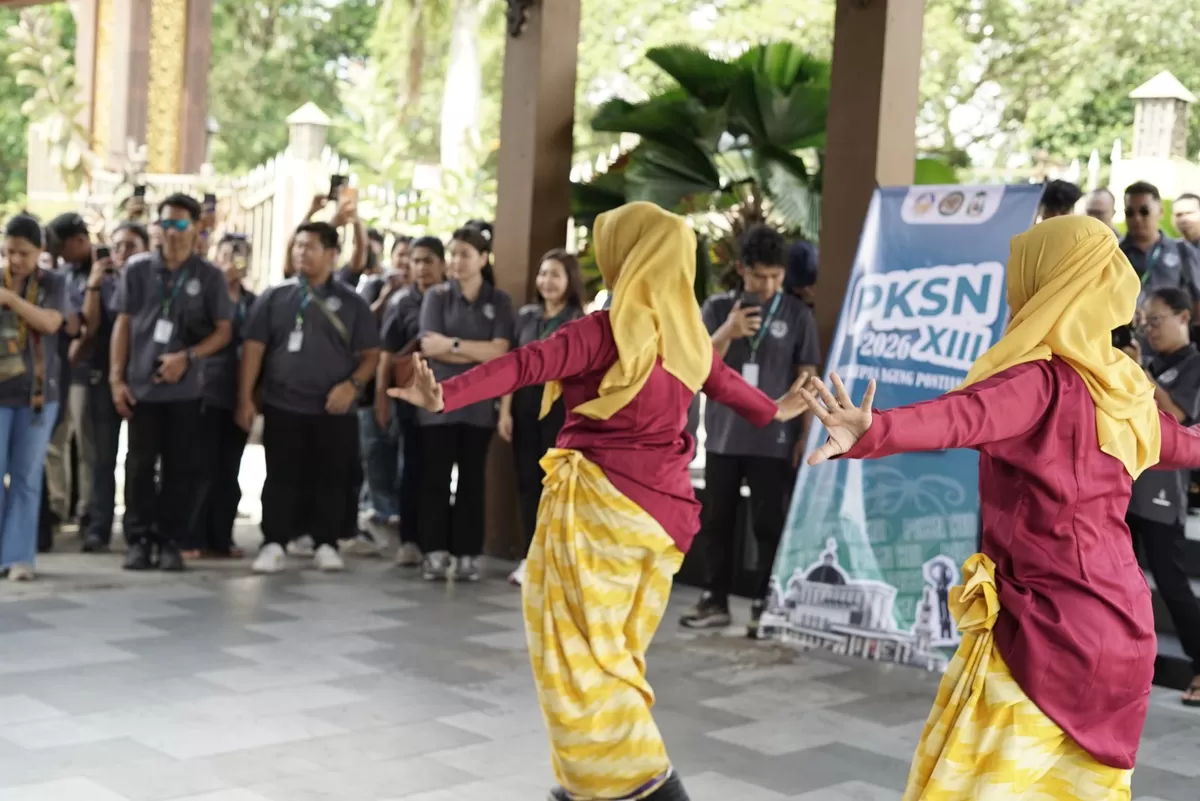Tarian penyambutan di Rumah Melayu.  (Pontianak Globe @Severianus Endi)