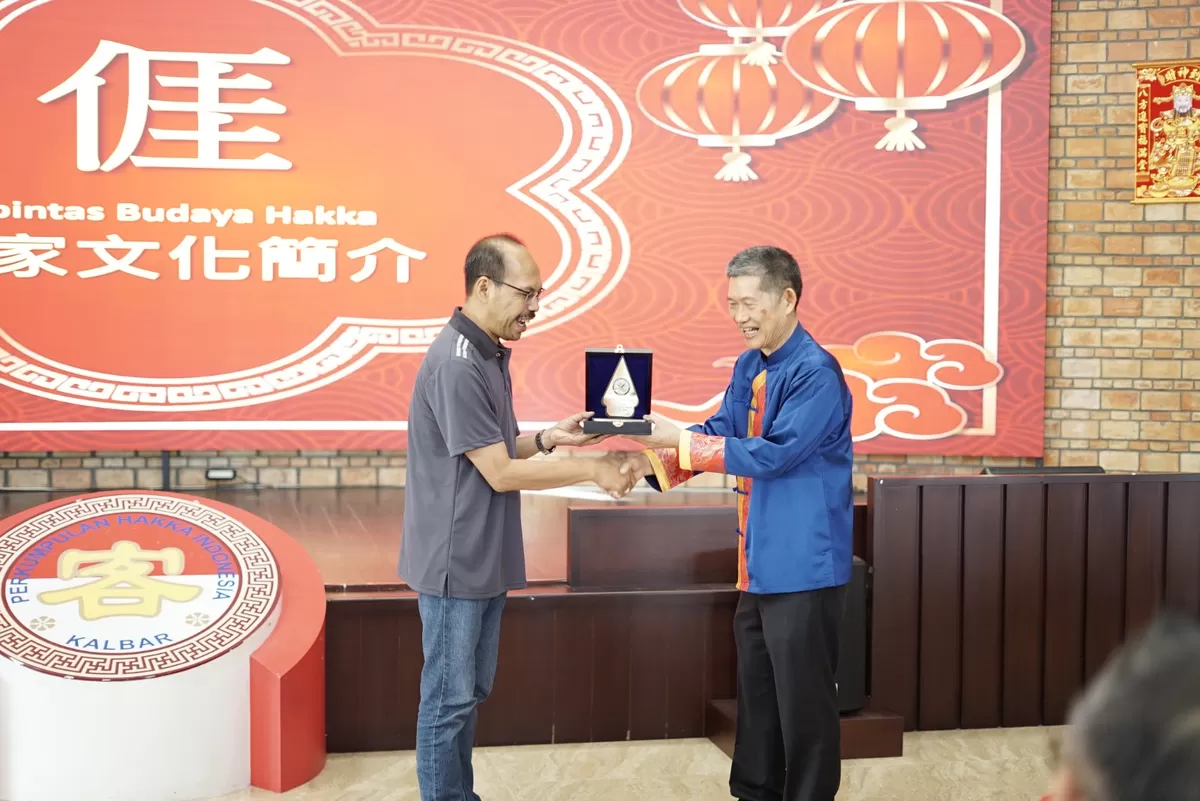 Rumah Hakka, Sekretaris Komisi Komsos KWI, RD Petrus Noegroho Agoeng (kiri) menyerahkan cinderamata kepada Dewan Pengurus Hakka Indonesia Kalbar.  (Pontianak Globe @Severianus Endi)