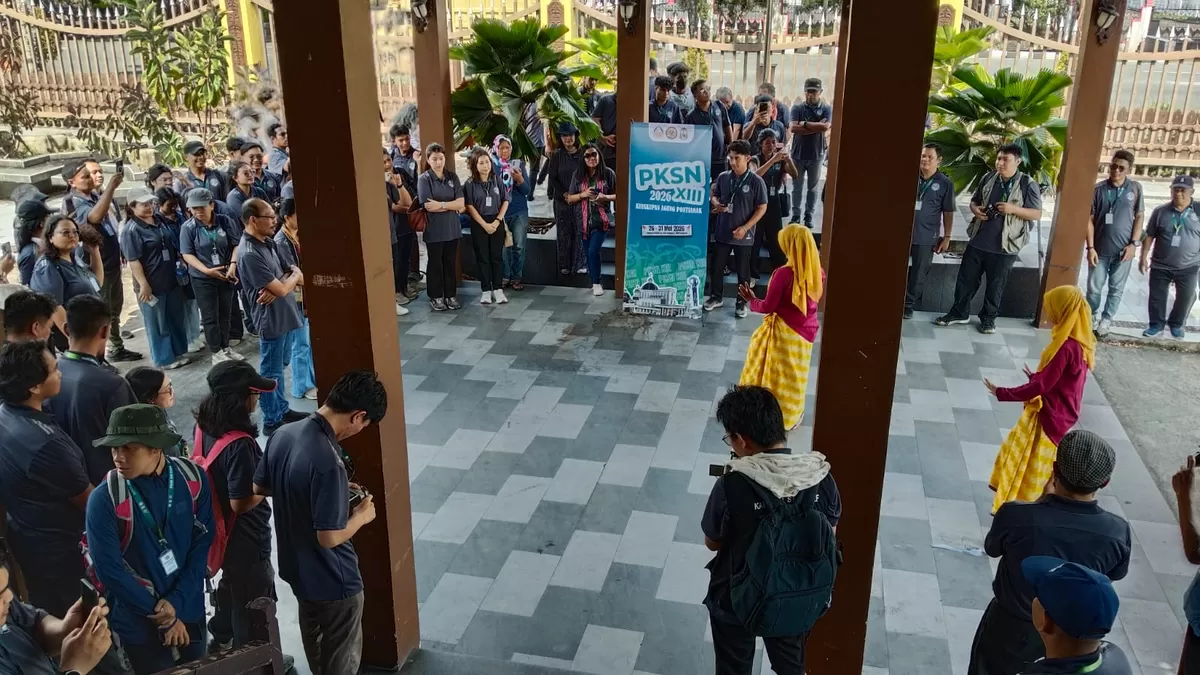 Penyambutan di pelataran Rumah Melayu.  (Pontianak Globe @Severianus Endi)