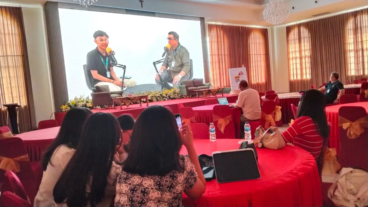 Mentor membantu peserta saat praktik produksi konten podcast di workshop PKSN XIII Pontianak. (Komsos KAP)