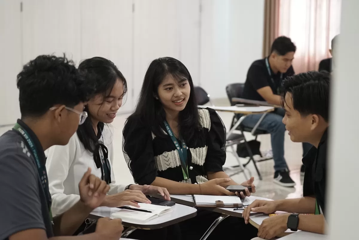 Peserta pelatihan konten PKSN XIII Pontianak saat mendikusikan konsep sebelum eksekusi. (Komsos KAP)