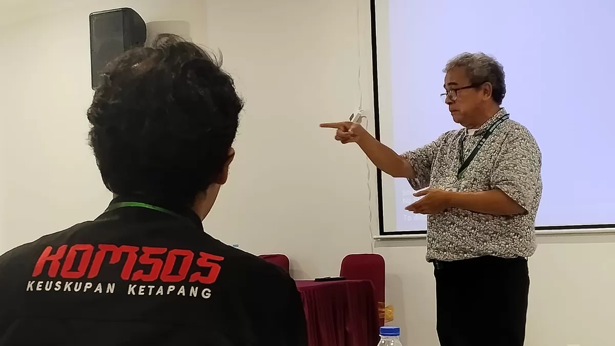Jurnalis senior The Jakarta Post, Kornelius Purba, saat berbicara di hadapan peserta Perayaan Komunikasi Sosial Nasional (PKSN) XIII 2026 di Pontianak, Sabtu, 30 Mei 2026. (Komsos KAP)