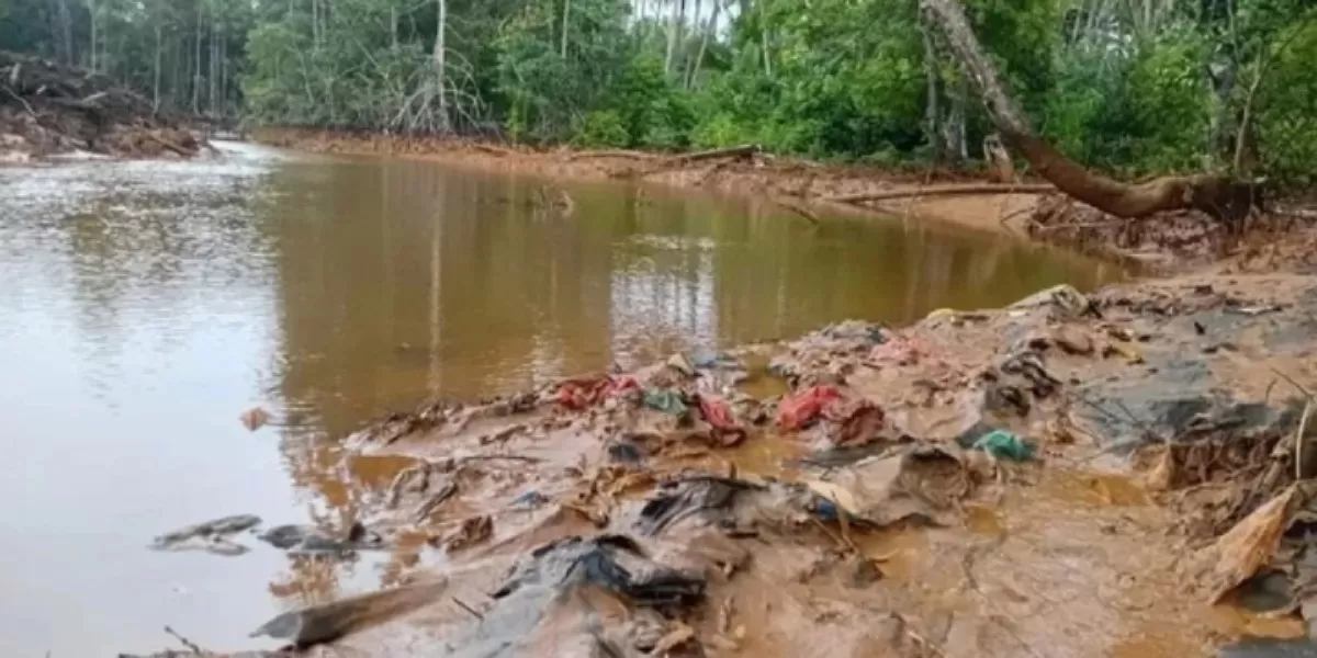 Dugaan pencemaran lingkungan oleh PT Feni Halmahera Timur di Teluk Buli. (Foto: Salawaku Institut)