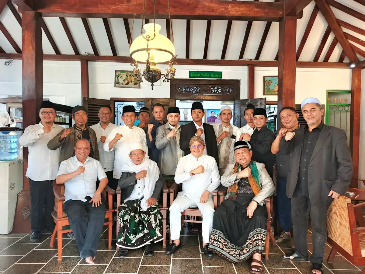 Photo Bersama (duduk dari ki-ka)* &ndash; AM Putut Prabantoro, KH Fathulloh Suyuti Toha, KGPH. H. Muhammad Kurnia Hasanudin dan H Ramadhan Gatot Sietikno. Berdiri tepat di belakang KH Suyuti Toha adalah Mayjen TNI (Purn) Herianto Syahputra.  (Dok. Pontianak Globe)