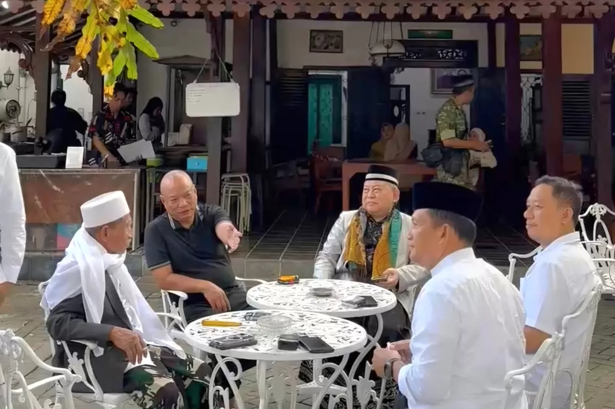 Diskusi (arah jarum jam)* - KH Fathulloh Suyuti Toha, AM Putut Prabantoro, H Ramadhan Gatot Sietikno, Sandi Suwardi Hasan dan Mayjen TNI (Purn) Herianto Syahputra. (Dok. Pontianak Globe)