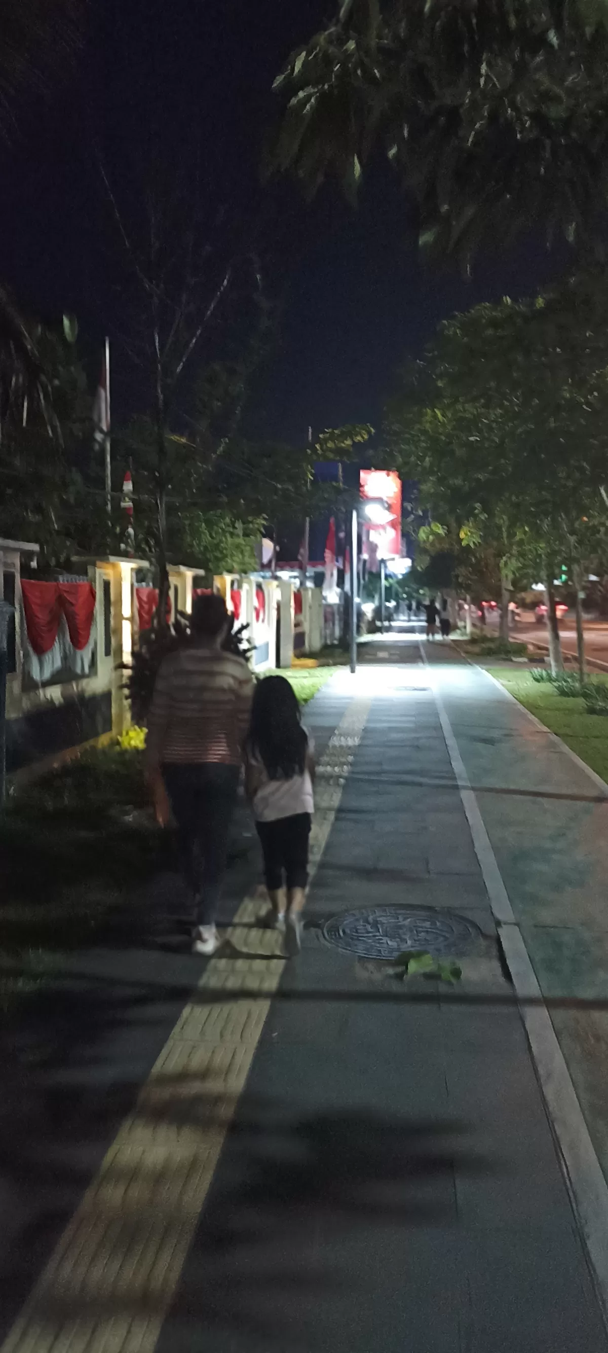 Suasana trotoar di Jl Ahmad Yani yang biasa digunakan warga Pontianak untuk Jogging. (Pontianak Globe @Stefanus Akim)