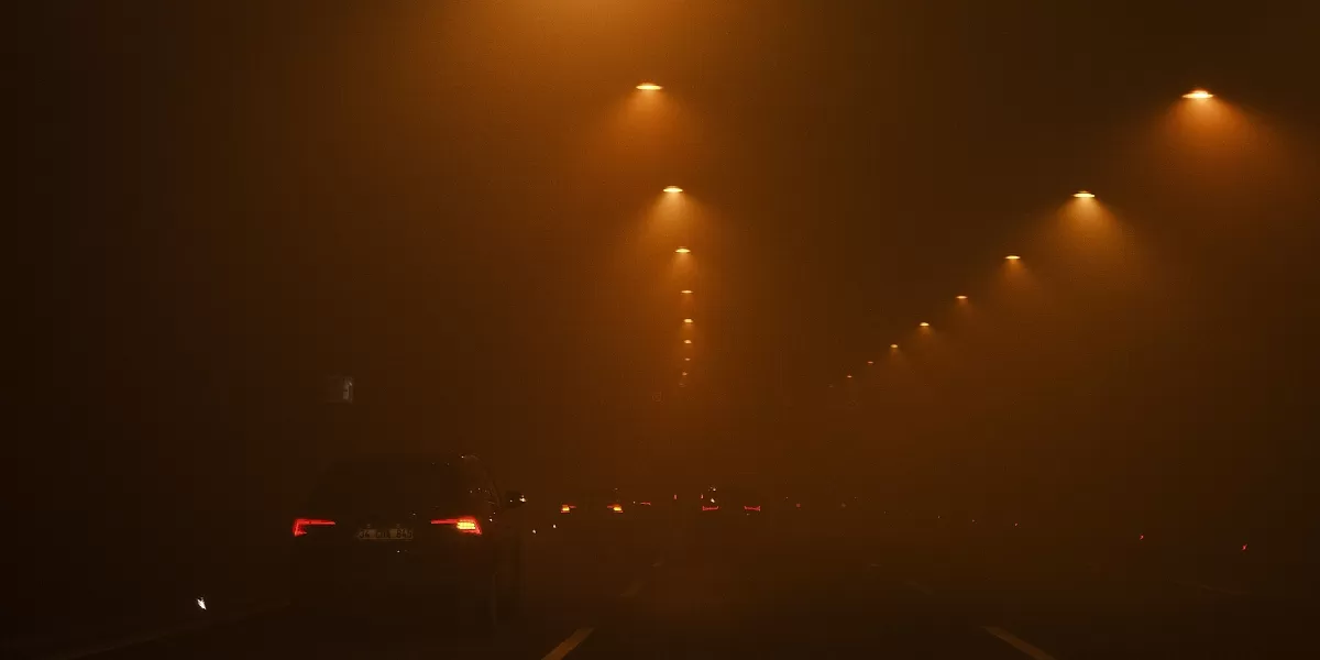 Foto ilustrasi kabut asap yang membuat pandangan terbatas di jalan raya. (Pexels @Emre Gencer)