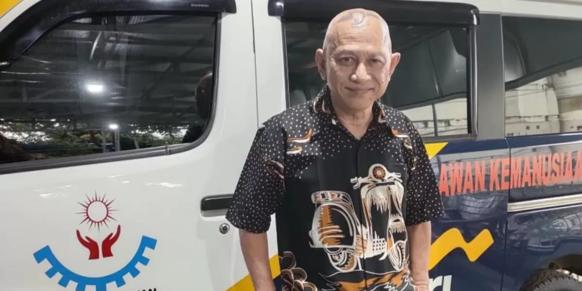 Br Stephanus Paiman OFC Cap berdiri di depan ambulans gratis yang selalu ia gunakan untuk melayani kaum marginal. (Dok. FRKP)