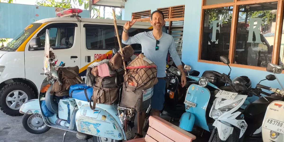 Perjalanan boleh berlanjut, tetapi persaudaraan tetap tinggal. Hilario, petouring asal Italia, meninggalkan Pontianak menuju etape berikutnya setelah 12 hari merasakan hangatnya kebersamaan bersama komunitas Vespa FRKP. (Pontianak Globe/Stefanus Akim)